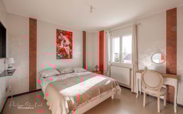 Chambre lumineuse vue sur la pisicne romantique