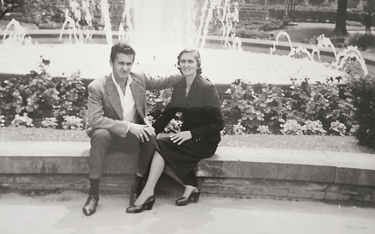 Ο Γεώργιος Δημητράκης με την μητέρα του Ευαγγελία στο κέντρο της Βόννης 1961