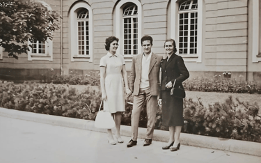 Ο Γεώργιος Δημητράκης με την μητέρα του και την αδερφή του Ζωή στην Βόννη 1962