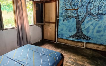 cama doble en habitación. Decoración rústica. Alojamiento en palomino,