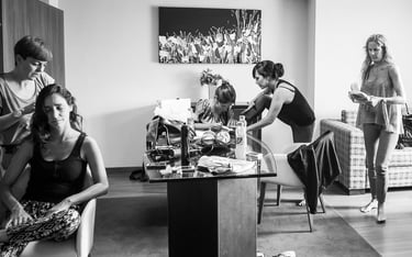 Novia y amigas en sus preparativos
