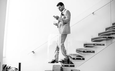 Novio listo para ir a su casamiento