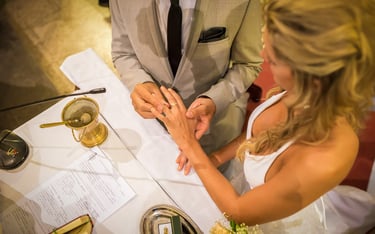 colocándose los anillos en la iglesia