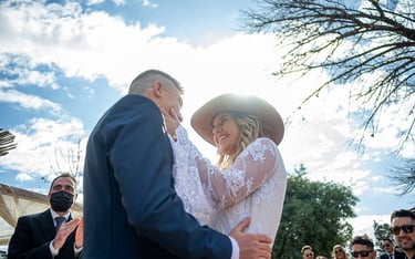 Beso de los novios en alta gracia