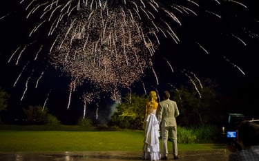 Novios disfrutando de los fuegos artificiales