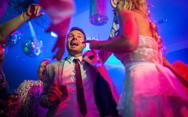 Novios disfrutando su fiesta