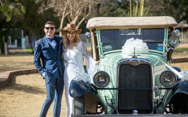 foto de los novios con el auto antiguo