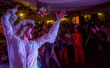 Novia tirando el ramo