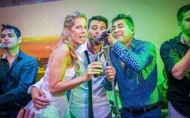 Novios cantando con La Barra