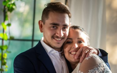 pareja de novios abrazados