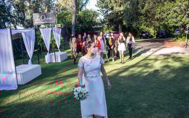 novia arrojando el ramo