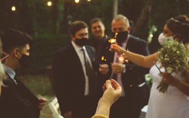 los novios y los invitados con estrellitas, fotógrafos de casamientos en Córdoba, bodas