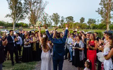 novios saludando a los invitados