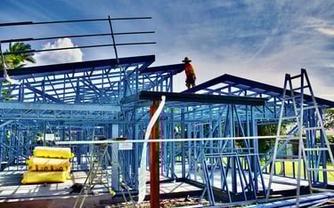 Un hombre parado sobre una estructura de Steel Framing