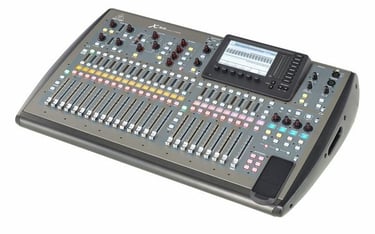 Mesa de mezclas digital Behringer X32 de 32 canales en vista perspectiva