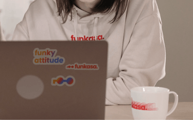 mulher-usando-moletom-com-logo-de-empresa-e-laptop-com-adesivos-de-empresa