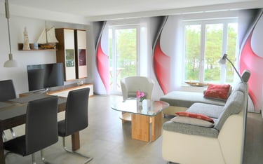 blick vom flur ins wohn-und esszimmer. sofa, couchtisch, sessel, wohnwand, esstisch, 4 stühle
