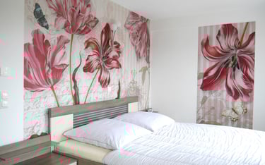 Doppelbett im see-seitigen Schlafzimmer mit Fototapete an den Wänden, die große rote Tulpen zeigen