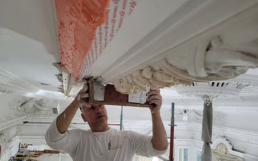 Restauratie ornamenten plafond in Maastricht.