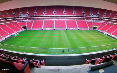 Interior do Estádio Mané Garrincha em Brasília antes de jogo do Campeonato Brasileiro, visão das arquibancadas e gramado.