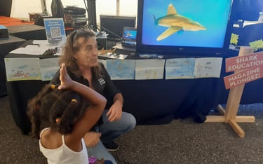 petite fille qui fait le signe du requin