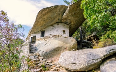 Monastère d'Osias Theoktisti à Ikaria, avec fresques et chapelle grotte, célèbre depuis 1688