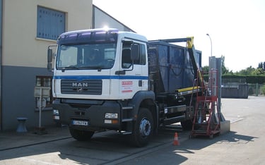 Un camion avec une benne a l'arrière 