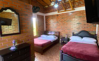 Habitación cama doble Hotel Palmas de Santa Helena Quimbaya Quindío