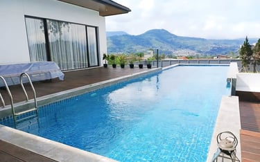 kolam renang indah dengan roman berwarna biru dan pemandangan bandung