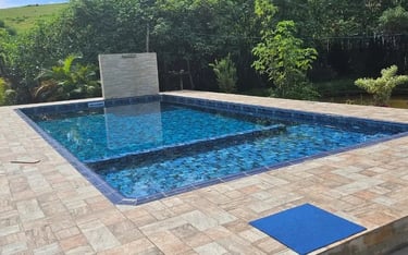kolam renang mewah di halaman belakang rumah dengan latar pemandangan pegunungan di Bandung