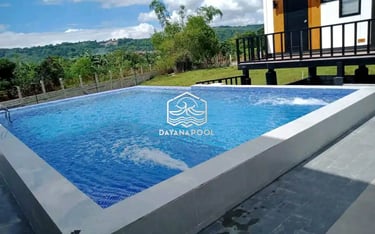 kolam renang indah dengan roman berwarna biru dan pemandangan bandung