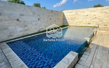 kolam renang mewah di halaman belakang rumah dengan latar pemandangan pegunungan di Bandung