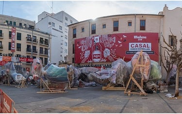Plantá de la Falla del Pilar. Poner las figuras colocadas en la calle.