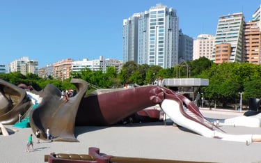 Parte de las piernas de Gulliver con un enorme tobogán