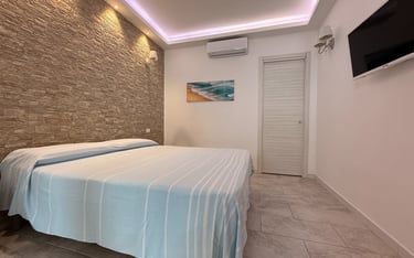 Camera da letto di appartamento vacanze con aria condizionata a Longobardi Marina