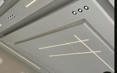 سقف ابيض ومصابيح دائرية بالمدينة المنورة