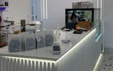 طاولة بيضاء فوقها اجهزة الكترونية مقاول ديكورات المدينة المنورة