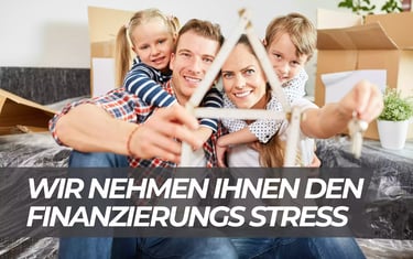 Eine glückliche Familie die Ihre Immobilienfinanzierung mit AurImmo abgeschlossen hat