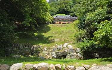First view of building housing the Sakyamuni Buddha statue