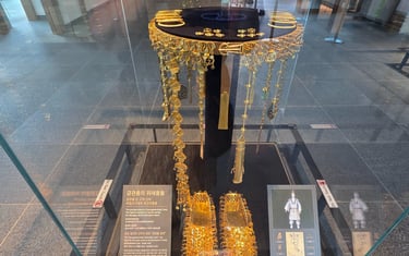 Replica object from Geumgwanchong Tomb with description