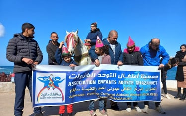 enfants autistes algérie posent avec encadrant et chevaux pour aide humanitaire