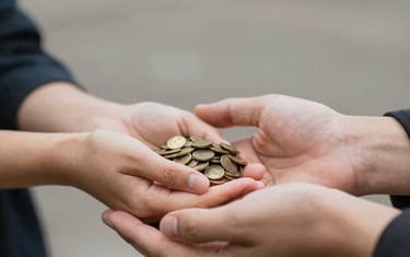 Icono de manos recibiendo una ayuda para trámites de becas y subvenciones públicas