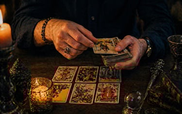 cartomante online realizando consulta de tarot profissional com leitura das cartas para orientação 