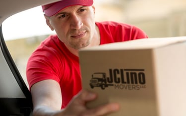 Trabajador haciendo una entrega
