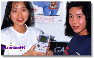 2 jovens mostrando o Game Boy