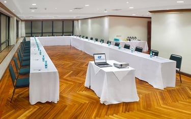 Sala de conferencias elegante y equipada para eventos corporativos.