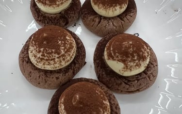 朱古力曲奇tiramisu 「整齊擺放在白色碟上，表面灑有可可粉與忌廉層，呈現濃郁可口質感，為學生烘焙成果展示之一