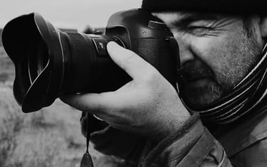 Martin Osner teaching private photography lessons, demonstrating expert camera techniques.