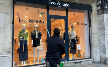 Un homme nettoyant une vitrine Léo et Ugo boutique de vétements à Rouen m&m services