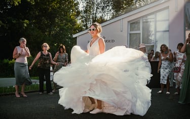 Danse de la mariée lors du vin d'honneur de son mariage dans le Beaujolais